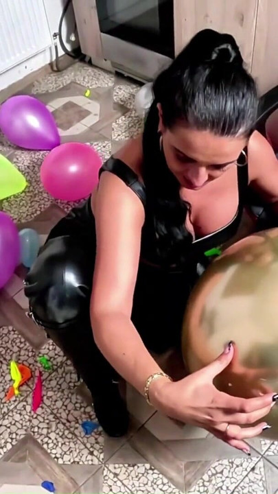 Læder MILF popper kæmpe balloner. Deepthroat, hunde- og spermdækket ballon | Klip 2