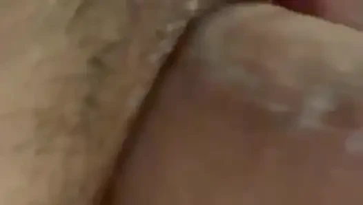 Yakın Çekim Kremsi Amcık Büyük Bir Dildoyla Sikişiyor