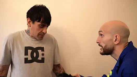 Ich Bitte Den Gasmann Im Flur, in Mein Haus Zu Kommen, Um Meiner Frau Einen Schwanz Als Geschenk Zu Geben