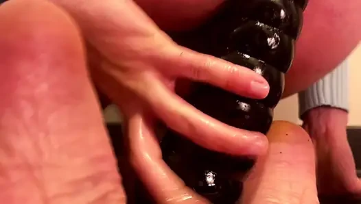 Kadın kılıklı kadın götlü kaltak büyük bir dildo alıyor ve kirli rosebud'ı sarkıyor