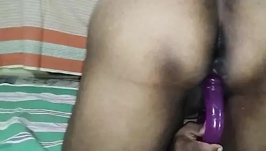 одинокие женщины развлекаются с двойным дилдо.