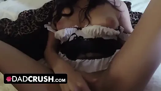 DadCrush - сладкая крошка празднуется Holloween, получая ее тугую щель жестко вспахали большим членом