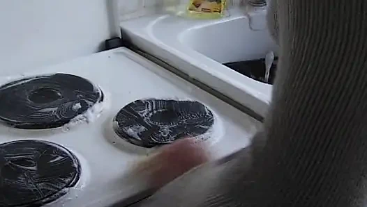 Fransız genç kız okurken göğüsleriyle oynuyor