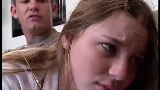 Üniversiteli kız iyi bir göt sikişinin tadını çıkarıyor