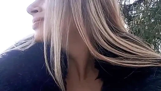 Daha fazla dayanamadı ve çırılçıplak soyunuyor