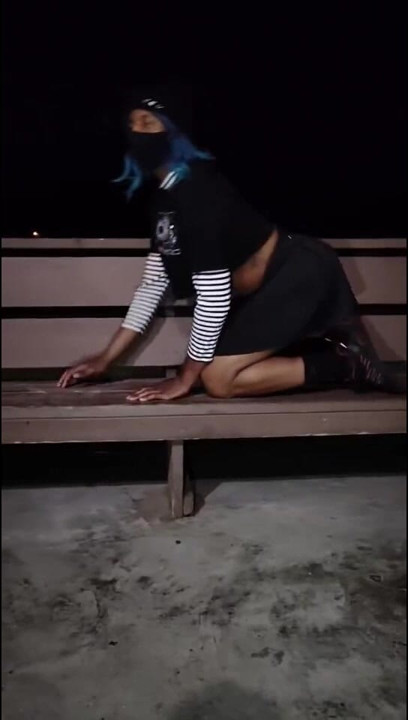 Goth Tranny με σέξι καμάρα