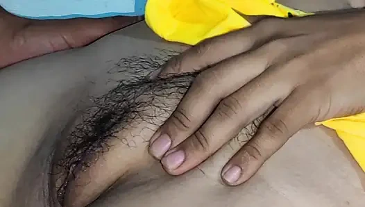 Saya masih perawan! Oh ya, itu sangat bagus! Perlahan menembus vagina saya di video India Tamil ini.
