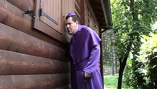 Azgın rahip orta yaşlı seksi kadının damlayan amını gözetliyor