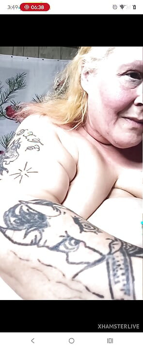 Snusket blondine spreder det vidt åbent og kommer i hendes huns håber