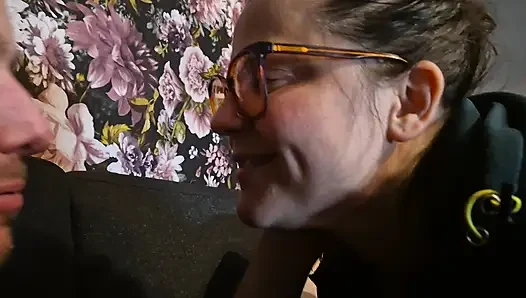 Ich habe meinen schwanz rausgenommen und wurde von einem mädchen mit brille geholfen