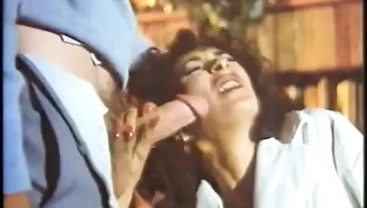 Cowok ini ngentot dua cewek seksi yang lagi asik nyepong kontol dan telan sperma dari kontolnya - 2 adegan dalam 1