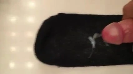 Ladung auf eine kreuzige, mit sperma befleckte socke