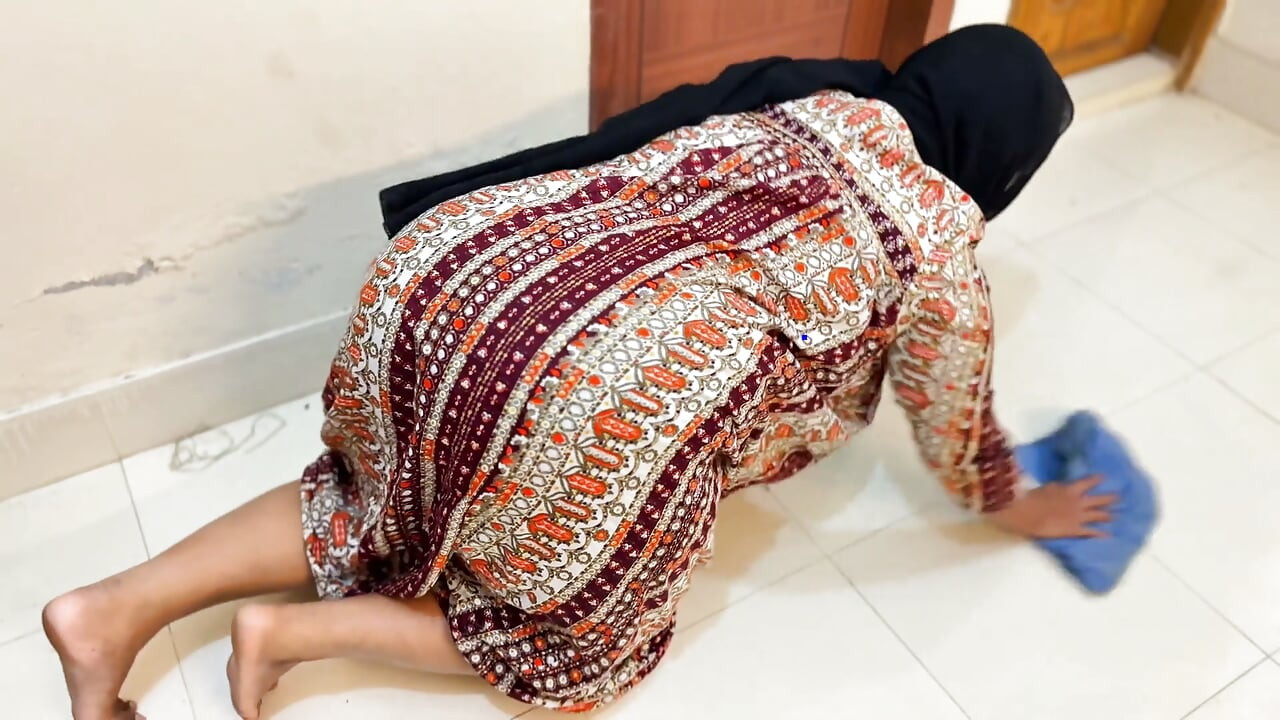 Egypt Beautiful Big Ass Curvy Muslim Hot Stepmom Stuck Under Bed Then She Want Anal Fuck From Me!