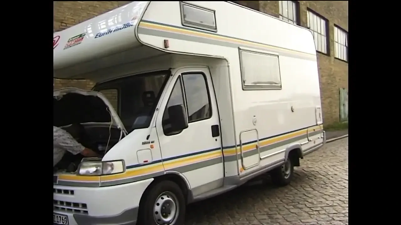 和喜欢颜射的金发熟女在车里做爱