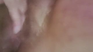 Milf masturbiert und stöhnt zu einem Sperma
