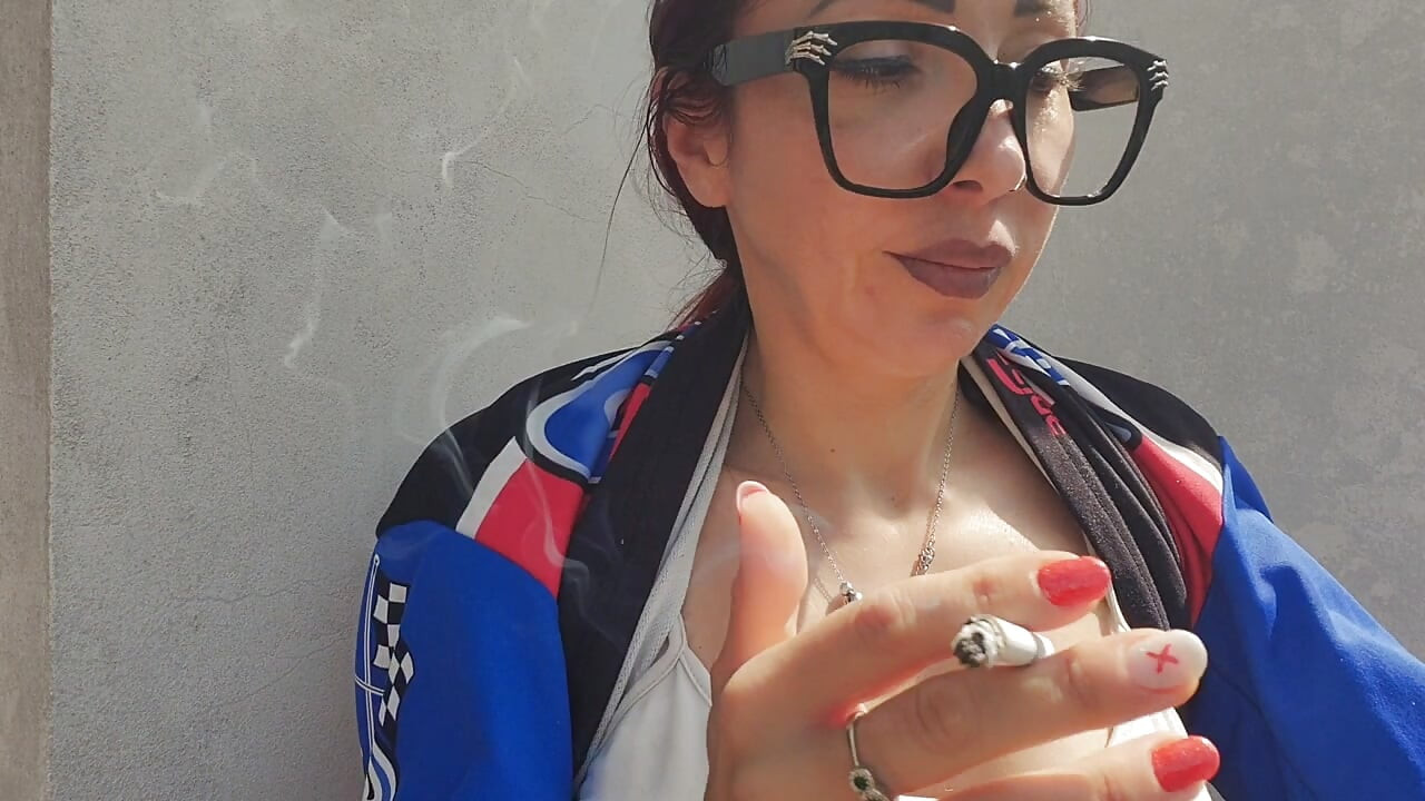 un nuevo descanso relajante con el tabaco y la hermosa Lavinia