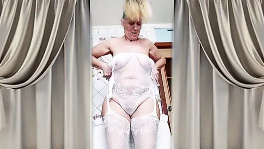 Lukerya si ibu rumah tangga hot lagi asik mainin baju jumpsuit transparan di dapur 2