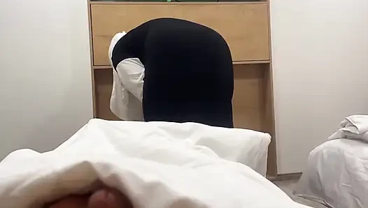 Pembantu Arab menggoda pelanggan hotel dengan memek sempitnya di kamar