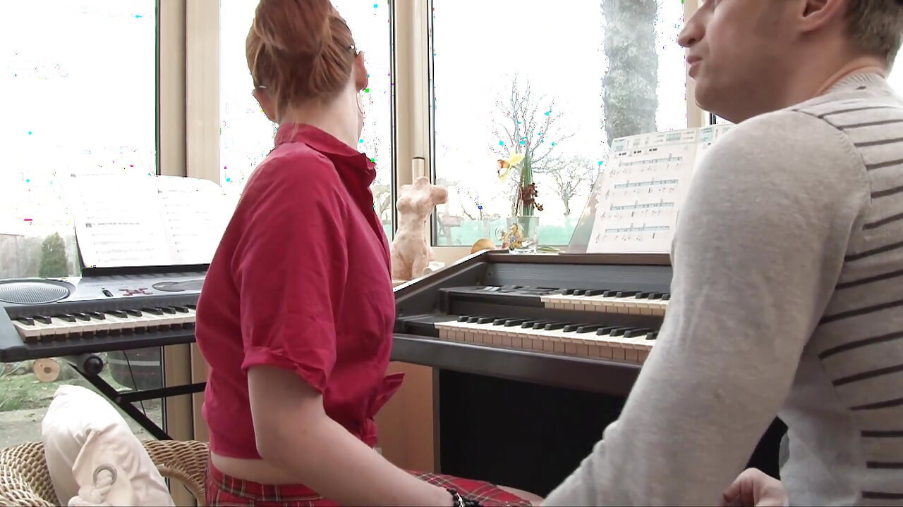 Zrzavá teenagerka je ošukaná jejím učitelem klavíru