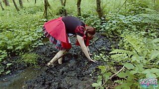 Le chaperon rouge se masturbe dans la boue de la forêt
