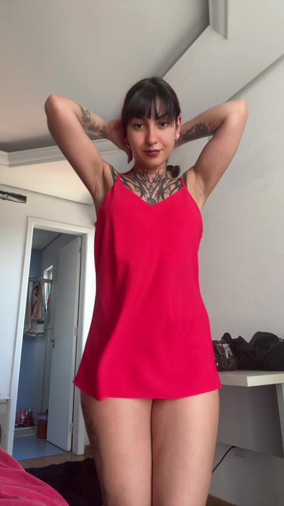 タトゥー入りのラティーナレッドドレス