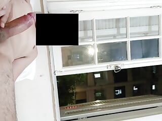 Masturbation risquée s'exhibant dans un quartier devant la fenêtre ouverte 2