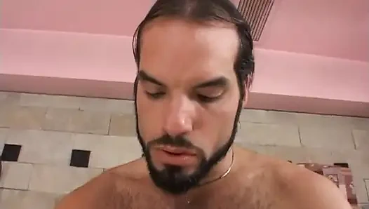 Pelacur dewasa dengan sepatu hak tinggi menggilir kekasihnya dan dientot pantatnya pakai mainan seks