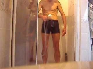Eu no chuveiro, com calcinha de spandex