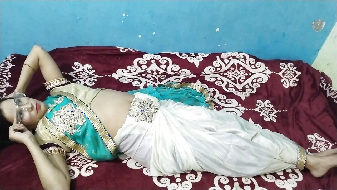 Pasangan India di Kamar Tidur Menyulut Cinta, Tawa & Gairah Larut Malam