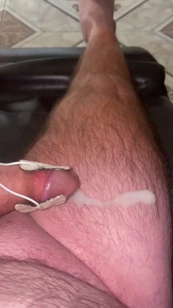 Zapanjujući trenutak iz "Hands Free E-Stim Cum"