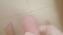 Un giovane ragazzo ha deciso di masturbarsi in un bagno turco con un pene enorme