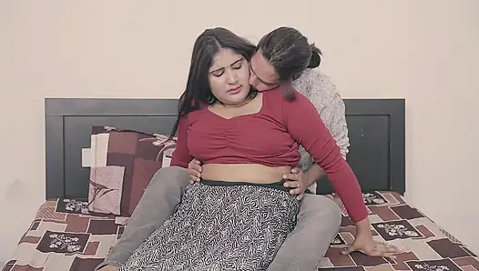 Das Auto des mädchens ging während der Regenzeit kaputt.