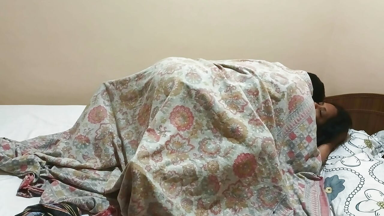 Desi Kamla Bhabhi Mornig làm tình nóng bỏng và chảy tràn tinh dịch trên giường
