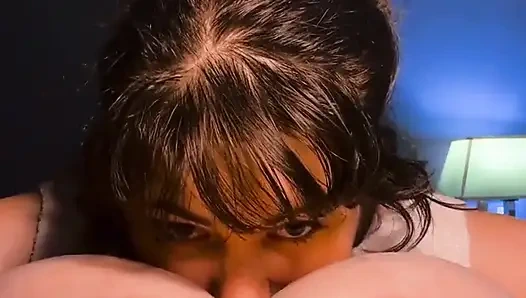 Сосание сосков и игра