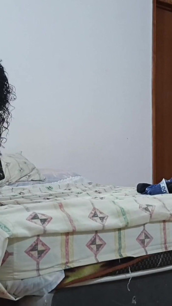 Der Schwager findet mich allein im Haus und ich sage NEIN, aber am Ende stehe ich mit gespreizten Beinen dahin | Clip 1