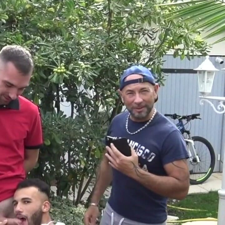 Os caras da Trsoi se exibindo em um jardim