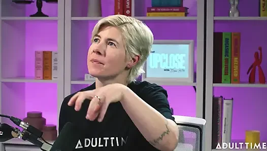 Hailey rose bilang orang-orang mesum berciuman dan mesra