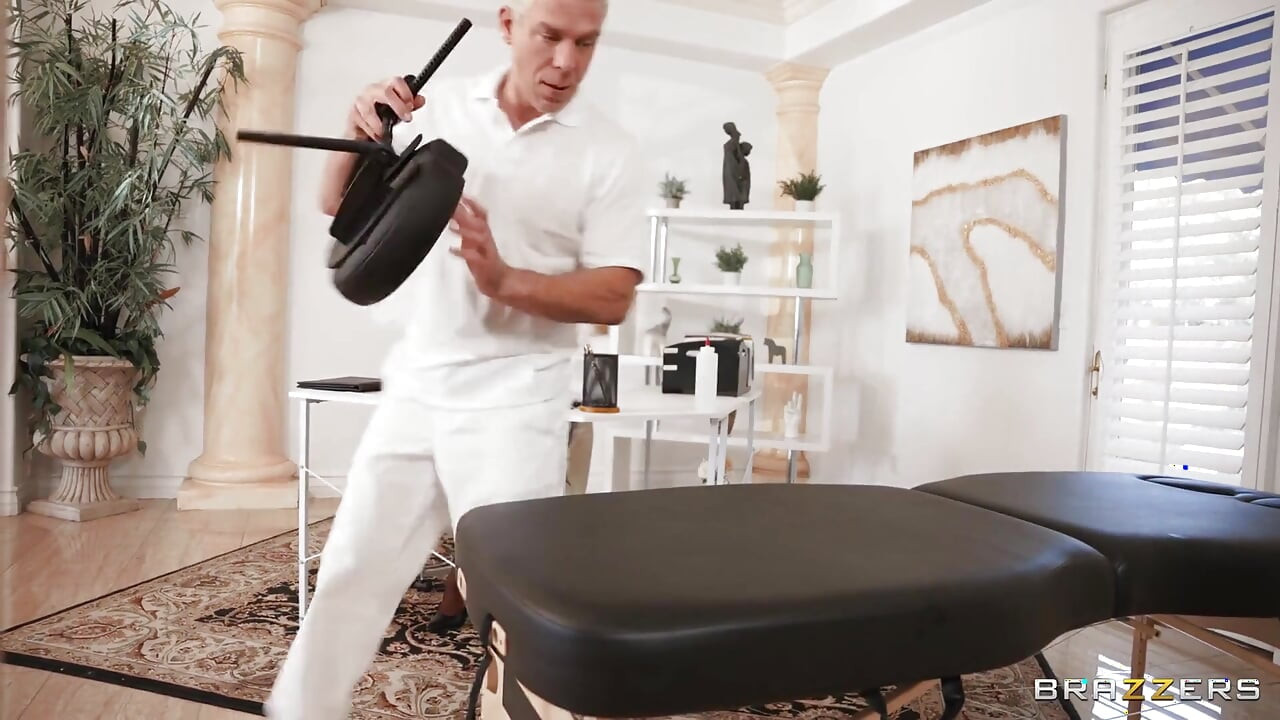Brazzers - August Skye - развратная бизнесвумен жаждет глубокого массажа киски