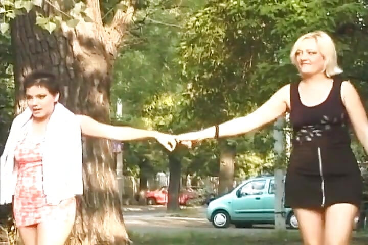 Te wielkie cycate lesbijki z Francji bawią się w lesie