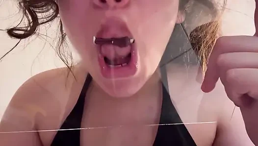 Giantess Stepsister Presses Her Mouth