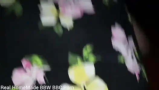 İngiliz iri güzel kadın açık havada analdan amına domalarak sikişiyor