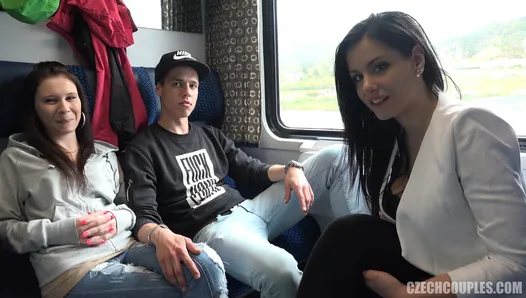 Секс вчетвером в публичном поезде
