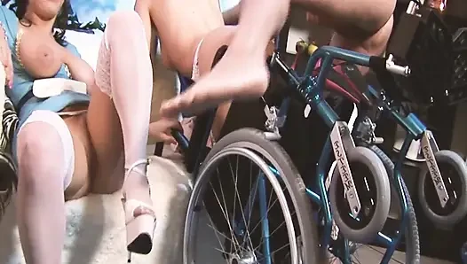 Adegan perawat panas-1 dua perawat dengan gaun lateks berhubungan seks dengan pasien