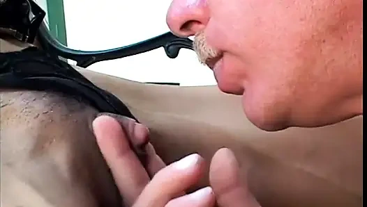 Уродливая лесбуха Raquel в черном латексном наряде заставляет чувака лизать ее большой бутон удовольствия и потчевал его большим страпоном