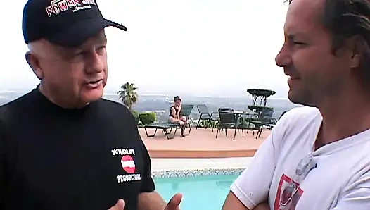 Хардкорный тройничок с 2 незнакомцами на моем диване