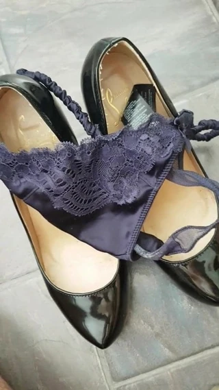 Wifes louboutins ve tanga cummed