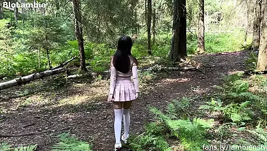 Une demi-sœur se branle le cul et la chatte dans la forêt pendant que personne ne regarde - Lambie
