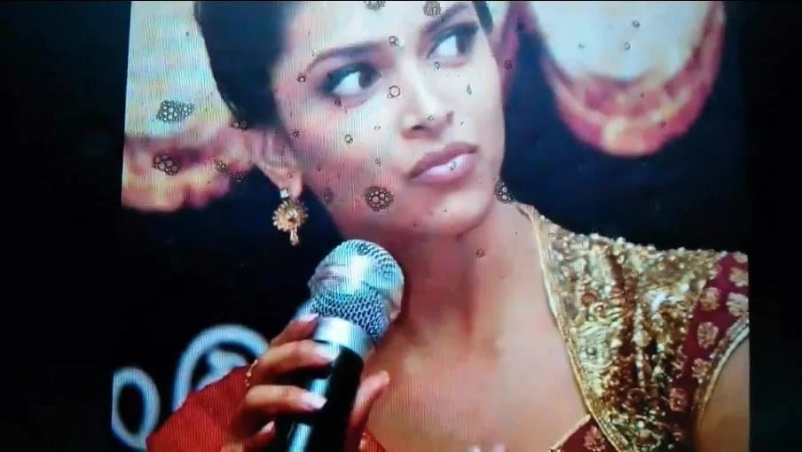deepika padukone SPREY STRONG CUM