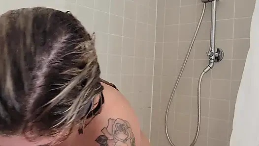 Hotwife Lexi Liebt Es, Ihre Muschi in Der Dusche Zu Putzen, Bevor Sie Sich Zum Kommen Bringt!
