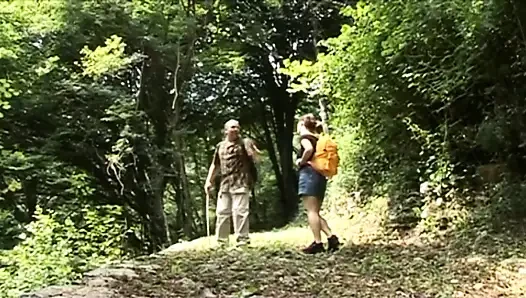 Frecher teenager wird von einem reifen führer im wald gefickt